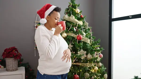 Mladá Těhotná Žena Slaví Vánoce Vonící Šálek Kávy Doma — Stock fotografie