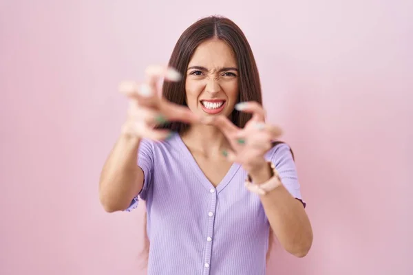 Young Hispanic Woman Long Hair Standing Pink Background Shouting Frustrated — Stock Photo, Image