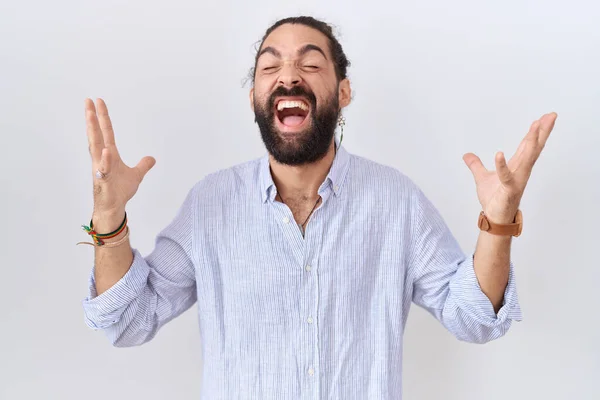 Hispánec Vousy Oblečený Neformální Košili Oslavující Šílenost Šílenství Úspěchu Zdviženýma — Stock fotografie