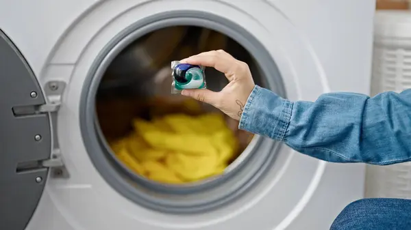 Jovem Ruiva Mulher Lavando Roupas Colocando Saco Detergente Máquina Lavar — Fotografia de Stock