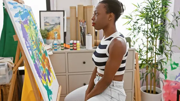 Attraktive Afrikanisch Amerikanische Künstlerin Sitzend Und Konzentriert Beim Betrachten Schöner — Stockfoto
