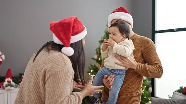 Pár Syn Objímání Navzájem Stojící Vánočního Stromečku Doma — Stock fotografie