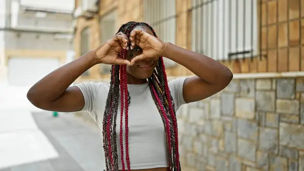 Mutlu Afro Amerikan Kadını Şehir Caddesinde Elleri Ile Kalp Işareti — Stok fotoğraf