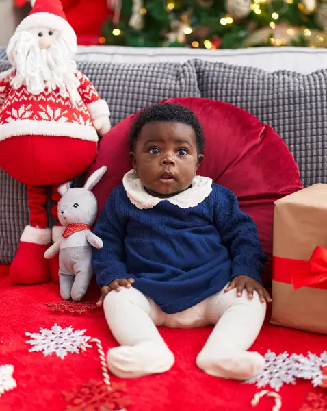 Africké Americké Dítě Sedí Pohovce Vánočního Stromku Doma — Stock fotografie