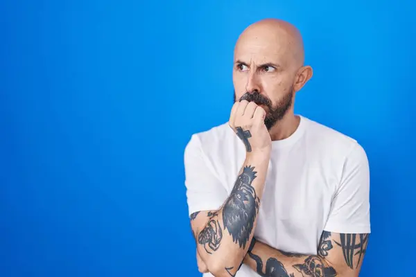 Hispanic Man Med Tatueringar Står Över Blå Bakgrund Ser Stressad — Stockfoto