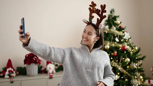 Young Beautiful Hispanic Woman Make Selfie Smartphone Standing Christmas Tree — ストック写真