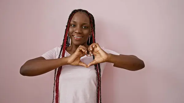 Kendine Güvenen Afro Amerikan Kadını Elleriyle Bir Kalp Sembolü Oluştururken — Stok fotoğraf