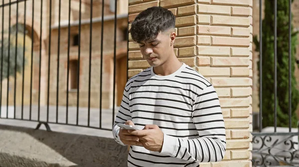 Yakışıklı Spanyol Genç Adam Sokaklara Dökülüyor Cep Telefonuyla Güneşli Dış — Stok fotoğraf