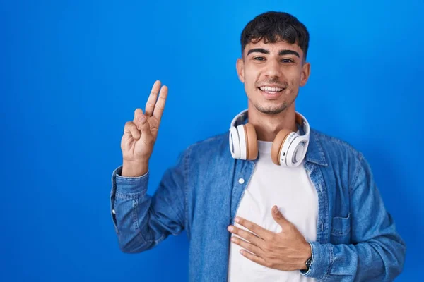 Young Hispanic Man Standing Blue Background Smiling Swearing Hand Chest — Stock Photo, Image