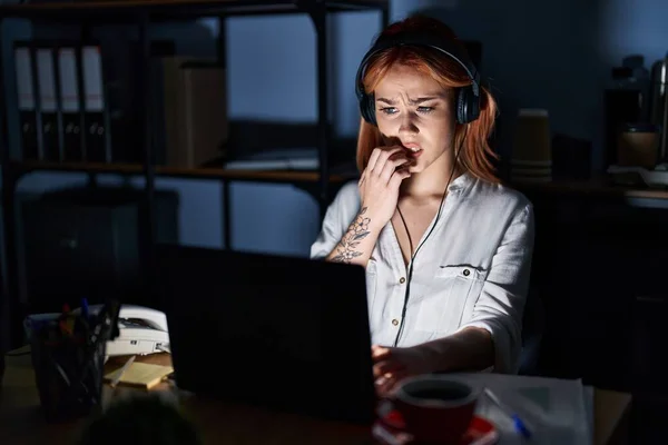 Молодая Белая Женщина Работающая Ночам Офисе Выглядит Напряженной Нервной Руками — стоковое фото