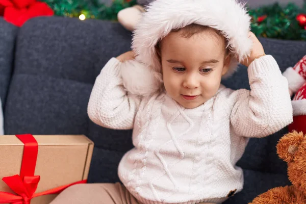 Entzückendes Hispanisches Kleinkind Mit Weihnachtsmütze Sitzt Hause Auf Dem Sofa — Stockfoto