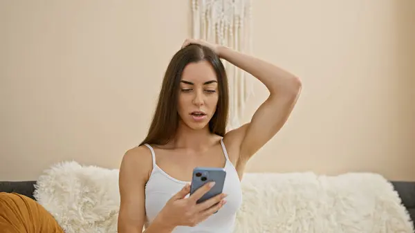 Surprised Expression Young Beautiful Hispanic Woman Texting Smartphone Sitting Sofa — Stock Photo, Image