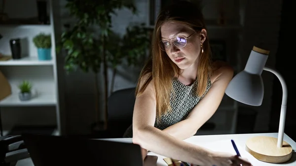 若い金髪の女性ビジネスワーカーは オフィスでノートを取るラップトップを使用して — ストック写真