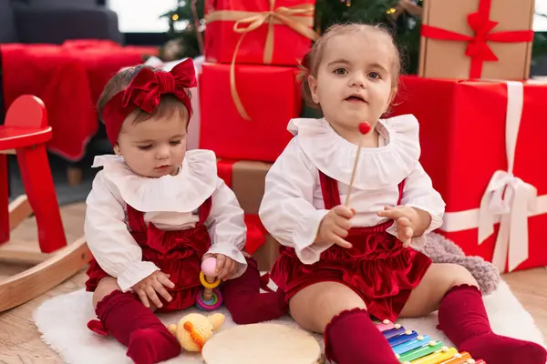 Очаровательные Девушки Играют Ксилофон Бубен Празднуя Рождество Дома — стоковое фото