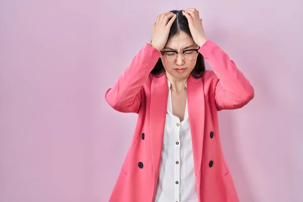 Jovem Empresária Chinesa Usando Óculos Que Sofrem Dor Cabeça Desesperada — Fotografia de Stock