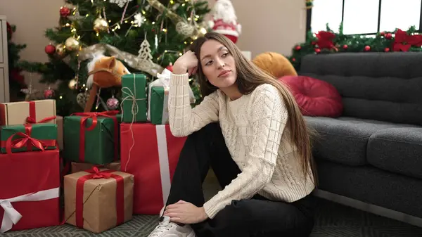 Jovem Bela Mulher Hispânica Sentada Árvore Natal Com Expressão Séria — Fotografia de Stock