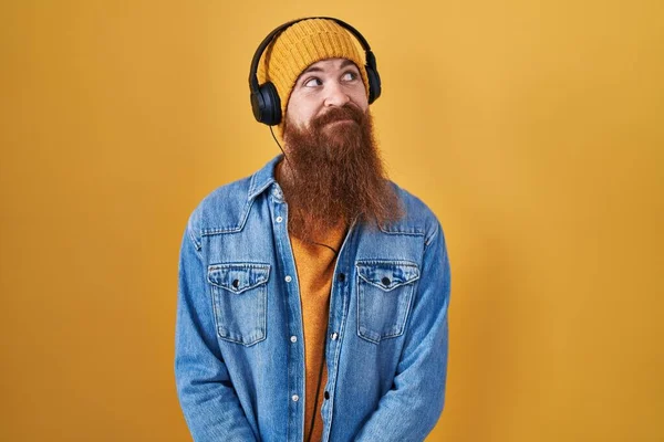 Homme Caucasien Longue Barbe Écoutant Musique Aide Écouteurs Souriant Regardant — Photo