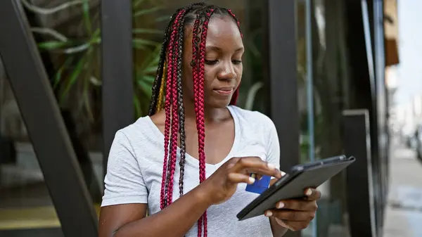 Beautiful African American Woman Braids Relaxedly Shopping Her Touchpad Sunny — Stock Photo, Image