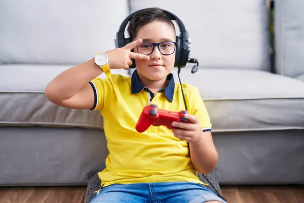 Joven Niño Hispano Jugando Videojuego Sosteniendo Controlador Usando Auriculares Haciendo — Foto de Stock