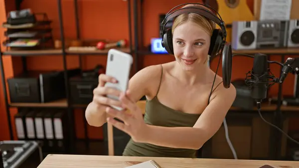 Ung Blond Kvinna Musiker Göra Selfie Smartphone Podcast Studio — Stockfoto