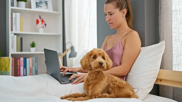 Молодая Белая Женщина Собакой Ноутбуком Сидит Кровати Спальне — стоковое фото