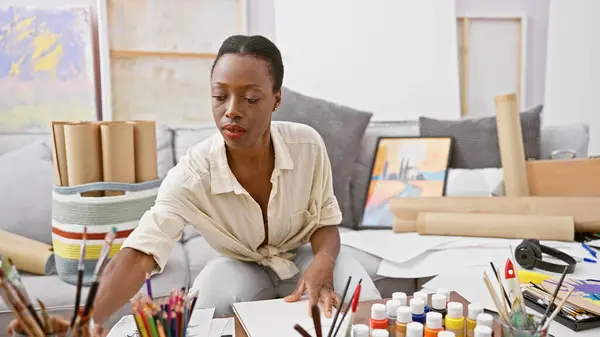 Schöne Afrikanisch Amerikanische Künstlerin Beim Zeichnen Auf Ihrem Notizbuch Kunstatelier — Stockfoto
