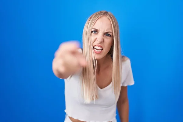 Young Caucasian Woman Standing Blue Background Pointing Displeased Frustrated Camera — ストック写真