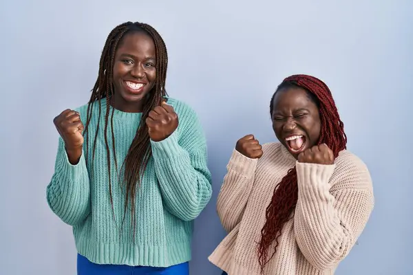 Deux Femmes Africaines Debout Sur Fond Bleu Très Heureux Excité — Photo