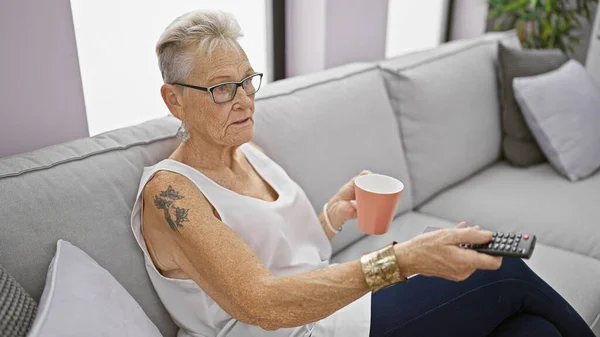 Serene Grijs Harige Oudere Vrouw Ontspannen Een Comfortabele Bank Diep — Stockfoto