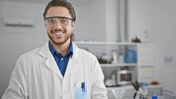 Jovem Cientista Hispânico Sorrindo Confiante Laboratório — Fotografia de Stock
