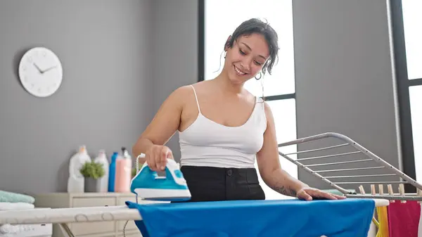 Jong Mooi Latino Vrouw Glimlachen Zelfverzekerd Strijken Kleren Wasruimte — Stockfoto