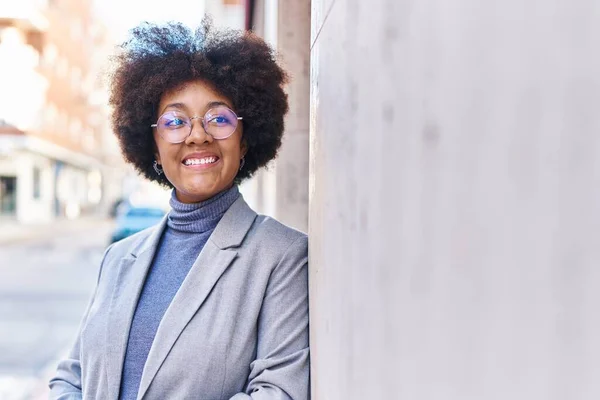 Африканська Американська Жінка Виконавча Директорка Посміхається Впевнено Стоячи Вулиці — стокове фото