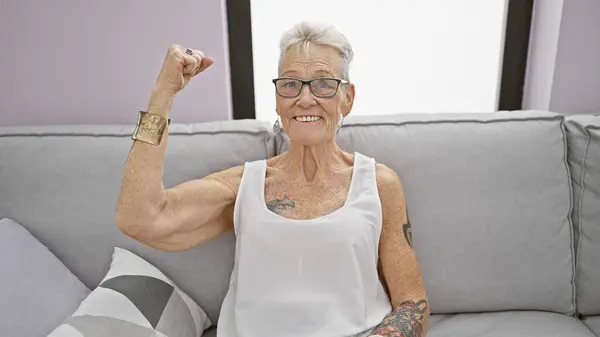 Confident Grey Haired Senior Woman Joyfully Flexing Her Biceps Living — Stock Photo, Image