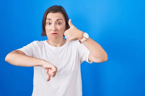 Middle Age Hispanic Woman Standing Blue Background Doing Thumbs Disagreement — Stok fotoğraf