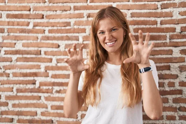 Young Caucasian Woman Standing Bricks Wall Smiling Funny Doing Claw — Stock Photo, Image