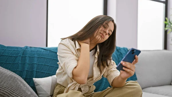 Beautiful Young Hispanic Woman Suffers Cervical Pain Using Smartphone Seriously — Stock Photo, Image