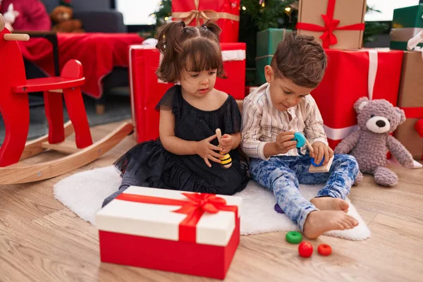 Bruder Und Schwester Spielen Mit Spielzeug Sitzen Auf Boden Bei — Stockfoto