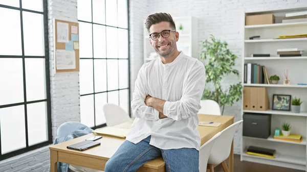 Handsome Confident Young Hispanic Man Joyfully Working Indoors Confidently Sitting — Stock Photo, Image