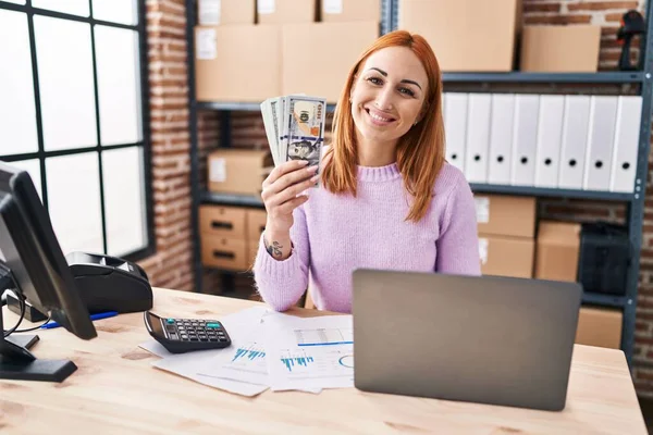 Young Woman Working Small Business Ecommerce Holding Money Looking Positive — Stock Photo, Image