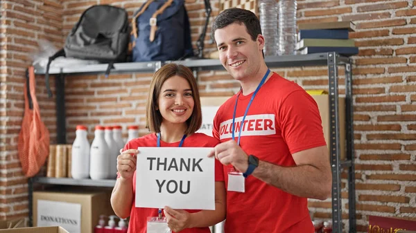 Hombres Mujeres Voluntarios Pie Juntos Sosteniendo Papel Con Mensaje Agradecimiento —  Fotos de Stock