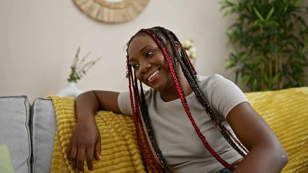 Femme Afro Américaine Confiante Détendre Sur Canapé Confortable Réconfortant Pièce — Photo