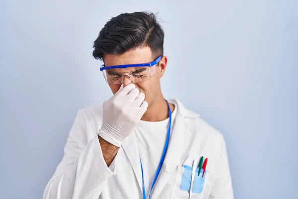 Латиноамериканец Работающий Ученым Нюхающий Вонючее Отвратительное Невыносимый Запах Затаив Дыхание — стоковое фото