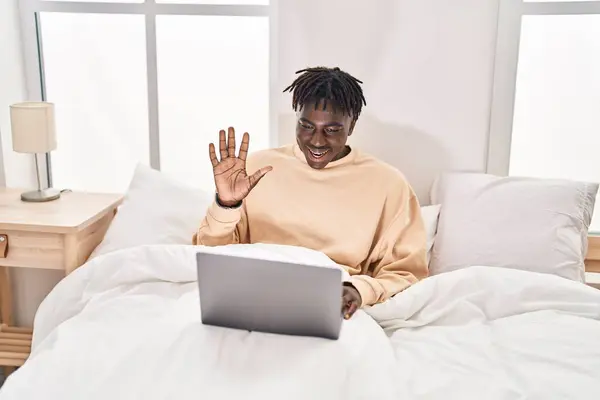 Afrikalı Amerikalı Bir Adam Yatak Odasındaki Koltukta Video Görüşmesi Yapıyor — Stok fotoğraf