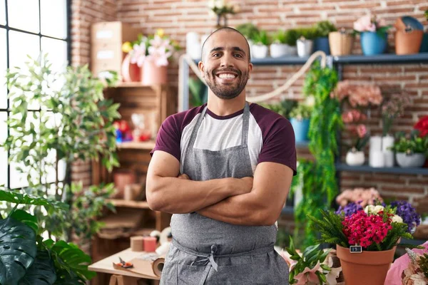 Jovem Florista Homem Latino Sorrindo Confiante Com Braços Cruzados Gesto — Fotografia de Stock