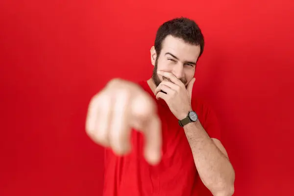 Joven Hombre Hispano Con Camiseta Roja Casual Riéndose Señalando Con — Foto de Stock
