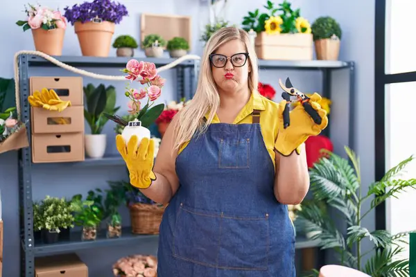 Femme Blanche Taille Travaillant Boutique Fleuriste Joues Gonflées Avec Visage — Photo