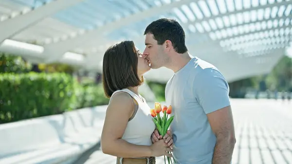 Schönes Paar Überrascht Mit Blumenstrauß Beim Küssen Park — Stockfoto