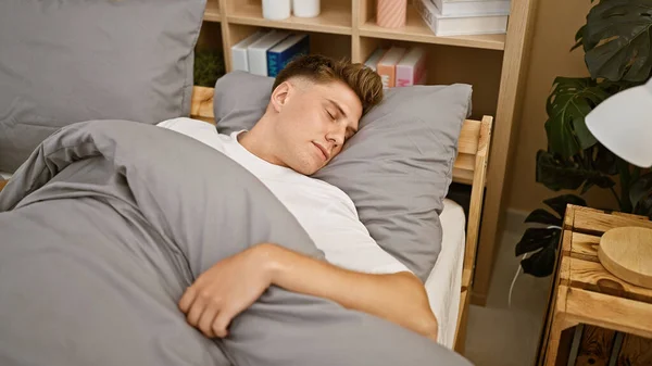 Ung Kaukasisk Man Ligger Sängen Sover Sovrummet — Stockfoto