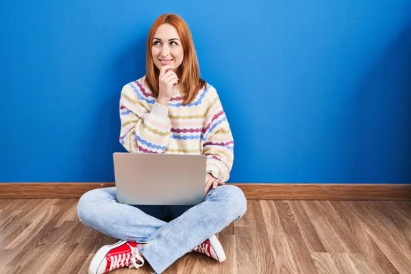 Evde Dizüstü Bilgisayar Kullanan Genç Bir Kadın Elleri Çenesinde Oturmuş — Stok fotoğraf