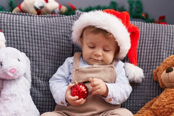 Adorable Niño Rubio Sentado Sofá Con Sombrero Navidad Casa —  Fotos de Stock